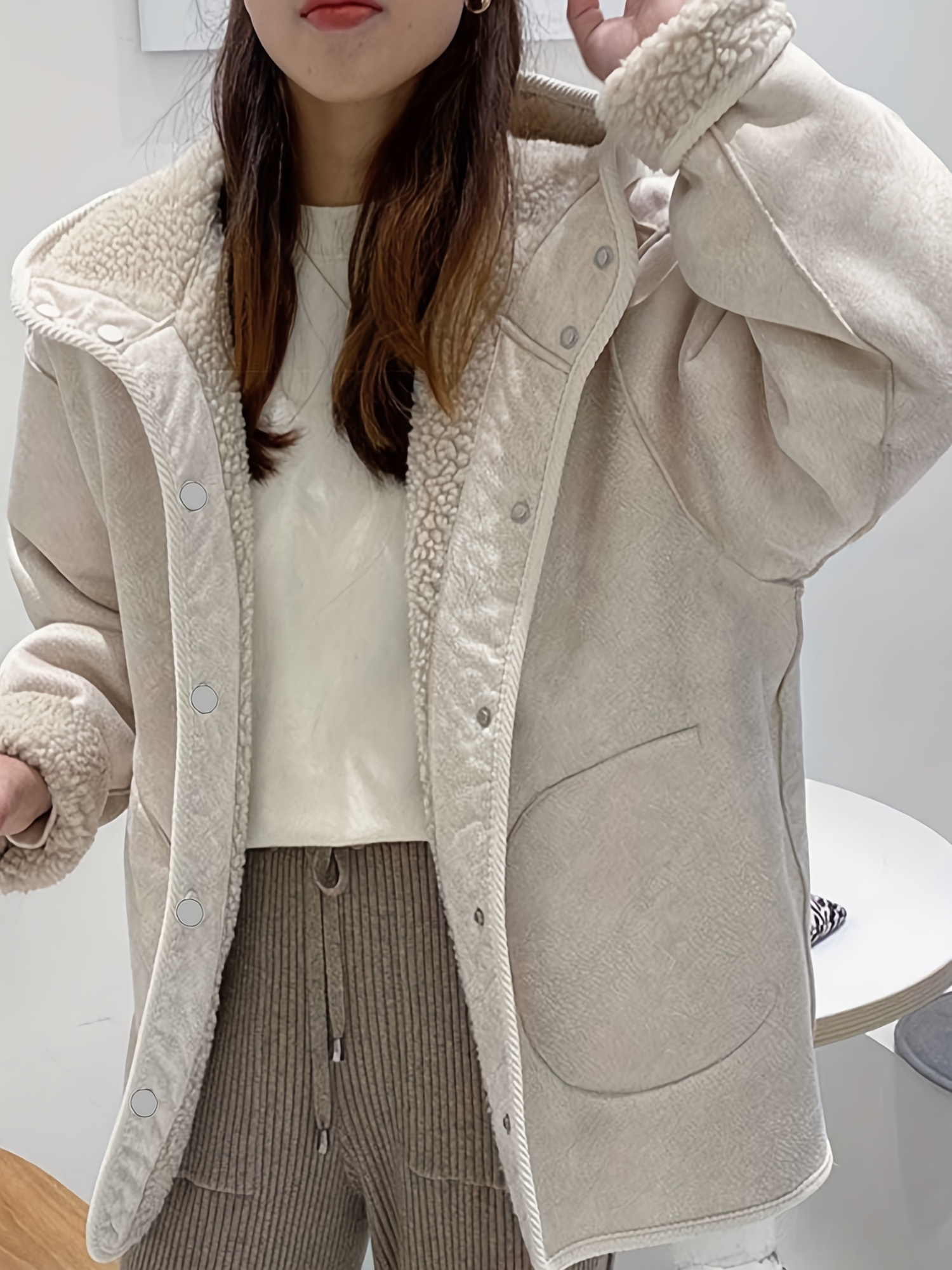 纯色连帽泰迪熊毛绒大衣，休闲纽扣前襟长袖冬季外套，女士服饰细节图 4